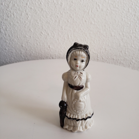 Vintage Porcelain Girl In Bonnet W/Parasol Detailed Figurine - Picture 10 of 13